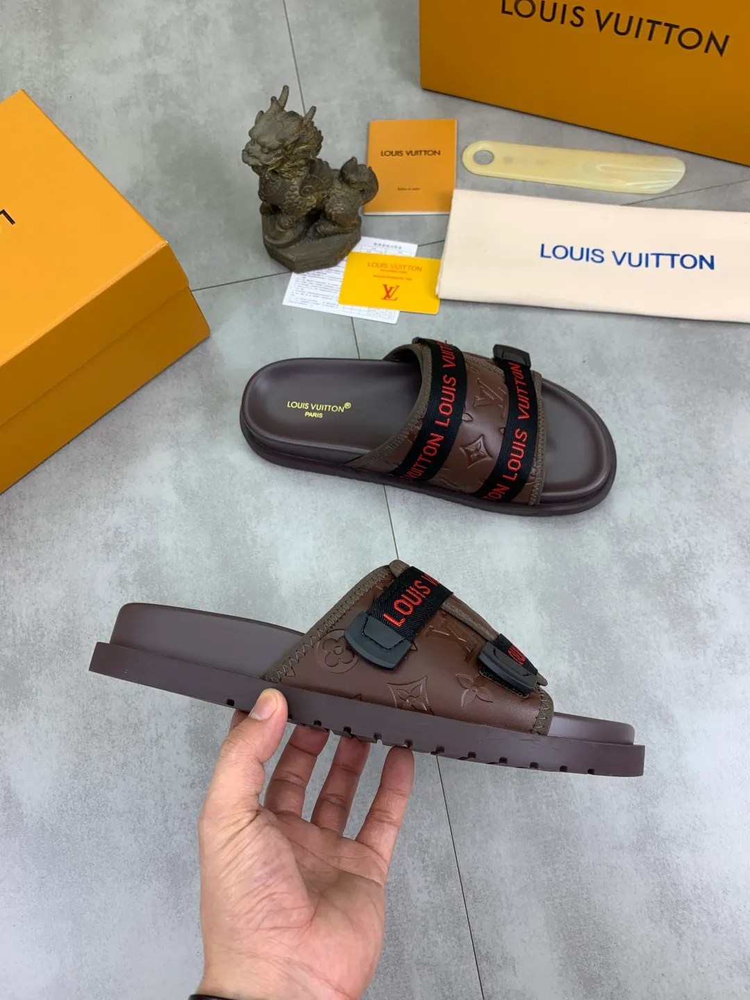Men's shoes 💰P320💰【New style】🆘 Original quality 【LOUIS VUITTON】The popular Louis Vuitton LV men's slippers on the official website are on sale simultaneously! Original fabric imported from Italy, original factory special supply, code number: 38-44 (45 customized), many colors available
